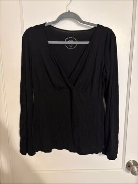 Women’s Black Long-Sleeve V-Neck Nursing Top